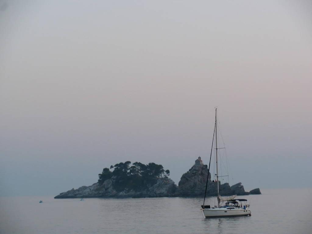 One-Bedroom Mediterranean Flat Near The Sea Petrovac Exterior photo